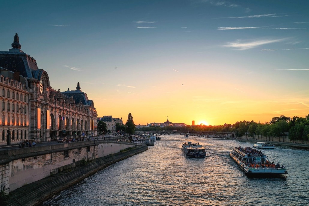 Luxury Experiences in Paris - Enjoy dinner on the Seine